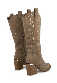 Botas vaqueras de ante marrón con tacones apilados de altura media, adornos de tachuelas plateadas en patrones ondulados y cierres de cremallera lateral.