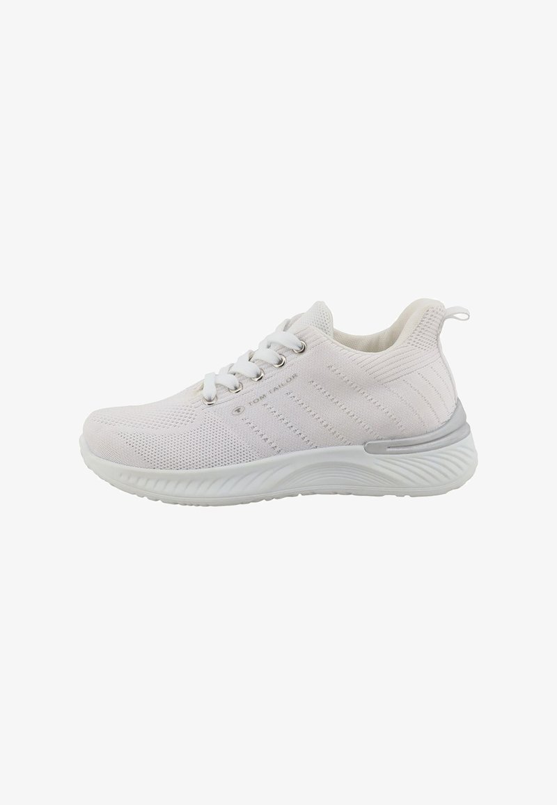 Chaussures de sport blanches avec une tige en maille respirante, un lacet à enfiler, une semelle en caoutchouc et des accents gris subtils le long du talon et du côté.