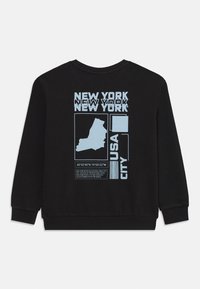 Felpa nera con un design grafico blu che presenta il testo "NEW YORK" e il contorno dello stato. Collo a giro e polsini a costine.