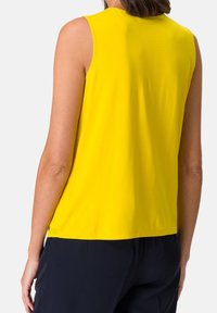 Haut sans manches jaune avec une texture lisse et une coupe droite, doté d'un col rond et d'un design simple, sans embellissements.