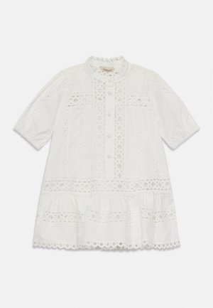 Biała bawełniana sukienka z krótkimi bufkami, okrągłym dekoltem, zapięciem na guziki, koronkowymi detalami i falbankowym dołem.