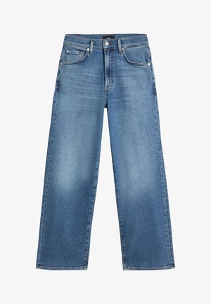 Lichtblauwe denim jeans met een rechte pijp, vijfzakkenontwerp, knoopsluiting en riemlussen, plat gelegd op een witte achtergrond.