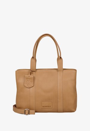 Tan leren tote bag met dubbele handvatten, een afneembare schouderband, een gegraveerde logo-tag en stikdetails. Gladde textuur en gestructureerde vorm.