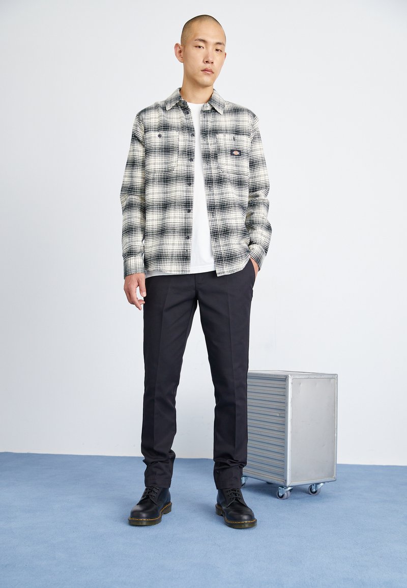 Dickies - Fort Lewis - T-shirt met print van luipaard op de achterkant in zwart