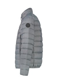 Grijze pufferjack met horizontale gestikte panelen, een hoge kraag, en een cirkelvormige zwarte patch op de linkerschouder. Ritssluiting.