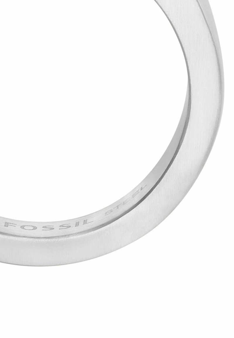 Bague en acier inoxydable argenté avec une finition lisse et brossée et des bords arrondis ; gravée à l'intérieur avec "FOSSIL STEEL." Design simple et contemporain.