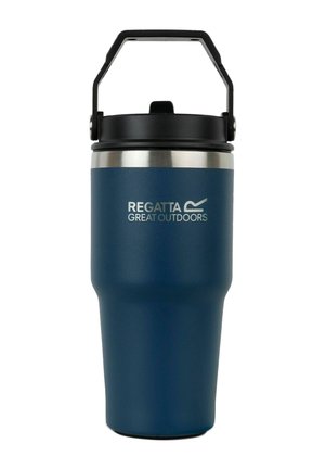 Tazza da viaggio isolata blu con coperchio nero con manico e logo "Regatta Great Outdoors" bianco sul davanti.