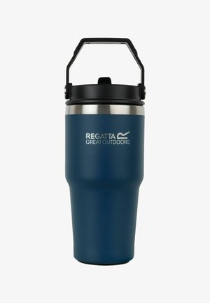 Niebieski izolowany kubek podróżny z czarną pokrywką z rączką i białym logo "Regatta Great Outdoors" z przodu.