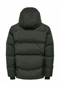 Chaqueta de plumas verde oscuro con capucha, que presenta un diseño acolchado y puños elásticos. Textura suave, de longitud media y sin cierres visibles.