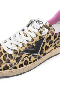 Leopardenmuster Sneakers mit schwarzen Lederakzenten, weißen Schnürsenkeln, Gummisohle und einem pinken Innenfutter. Auffälliges Logo auf der Zunge.