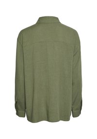Olijfgroene lange mouwen shirt gemaakt van textuur stof, met een achterkant yoke, knoopmanchetten en een ontspannen pasvorm met een rechte zoom.