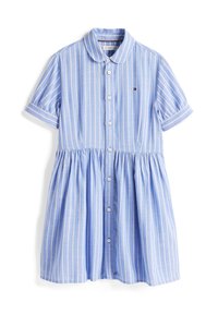 Abito azzurro chiaro a maniche corte con righe bianche, chiusura frontale con bottoni e corpino aderente. Presenta una gonna arricciata e un colletto classico.