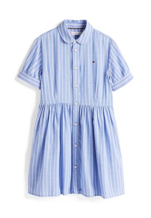 Robe courte à manches courtes bleu clair avec des rayures blanches, devant boutonné et corsage ajusté. Comprend une jupe plissée et un col classique.