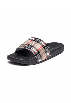 Sandale noire à enfiler avec semelle rembourrée et large bride à carreaux beige, noire, blanche et rouge sur le dessus, vue en angle sur fond blanc.