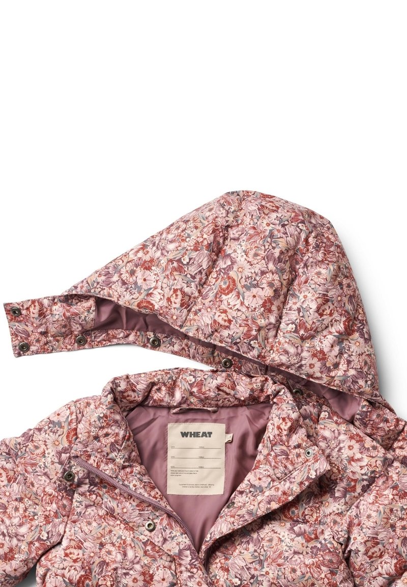 Blumenmuster-Jacke in Rosatönen, mit Kapuze, Druckknöpfen und einem satinartigen Innenfutter. Markenetikett sichtbar im Inneren.