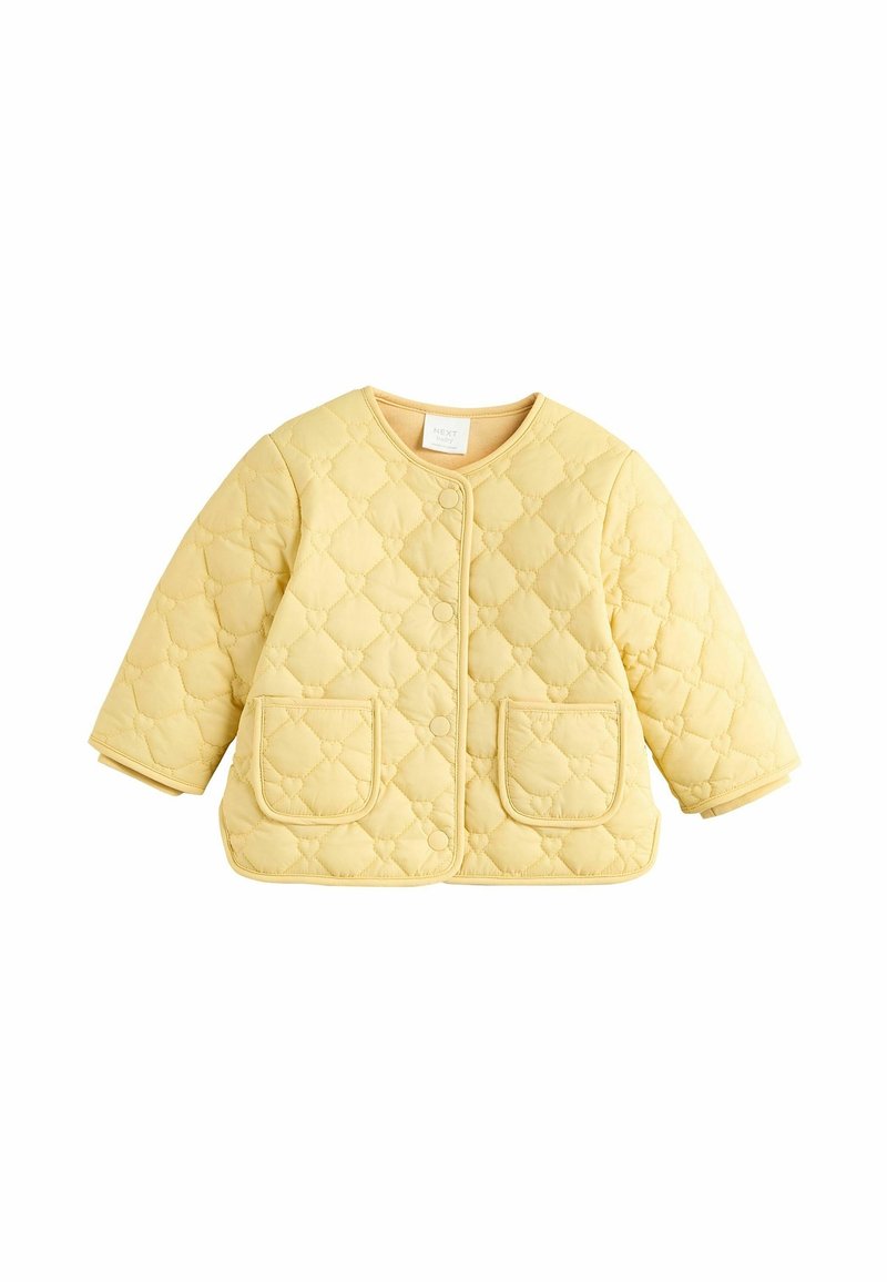 Veste matelassée jaune pour bébé avec manches longues, deux poches devant et fermeture par boutons-pression.