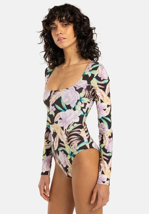 Enäldswim-dräkt med långärmar, blommönster i pastellfärger på en svart bakgrund, med fyrkantig halsringning och figursydd design.