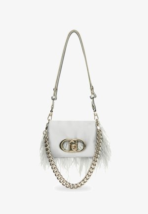 Baltas ādas rokassomu ar sudraba ķēdi un spalvu akcentiem, kurai ir izteikta ovāla aizdare priekšpusē. Gluda tekstūra un strukturēta forma.