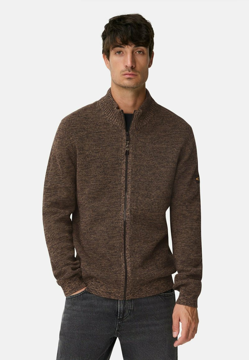 Brauner Reißverschluss-Pullover mit strukturiertem Strickmuster, hohem Kragen und langen Ärmeln. Verfügt über einen durchgehenden Reißverschluss vorne und ein dezentes Logo am Ärmel.