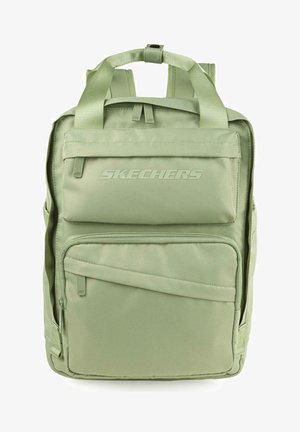 Mochila de tela verde claro con múltiples bolsillos con cremallera, correas ajustables y un asa en la parte superior. Presenta un logo en la parte frontal.