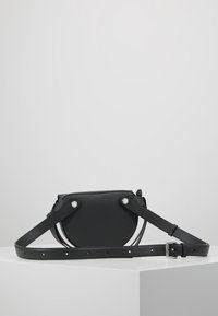 Zwarte leren crossbodytas met een afgeronde vorm. Voorzien van een verstelbare riem, zilverkleurige hardware accenten en een gladde textuur.