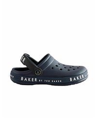 Marineblå klip klapper med ventilationshuller, en hævet hælrem og hvid "BAKER by TED BAKER" branding på siden og sålen. Gummimateriale, glat tekstur.
