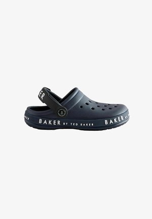 Jūras zilas koka čības ar ventilācijas caurumiem, paceltu papēža siksniņu un baltu "BAKER by TED BAKER" marķējumu sānos un uz zoles. Gumijas materiāls, gluda tekstūra.