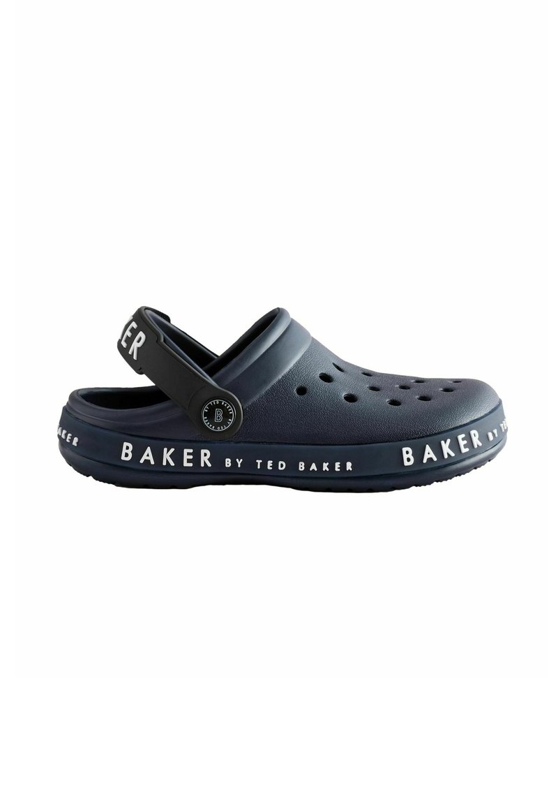 Marineblå klip klapper med ventilationshuller, en hævet hælrem og hvid "BAKER by TED BAKER" branding på siden og sålen. Gummimateriale, glat tekstur.