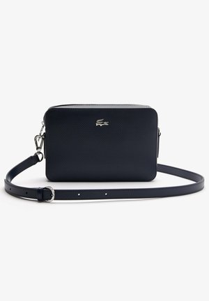 Marineblaue Leder-Umhängetasche mit strukturierter Oberfläche, silberner Hardware und verstellbarem Riemen. Verfügt über einen Reißverschluss und ein Logo-Akzent.