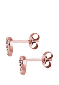 Rosaguld stud øreringe med et rundt design, der har en række små klare sten langs frontkanten og en sommerfuglelukning.