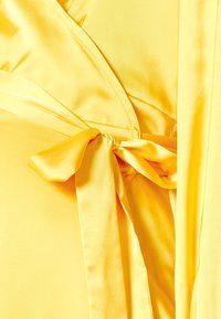Never Fully Dressed MAMA YELLOW WRAP DRESS - Φόρεμα ημέρας - yellow