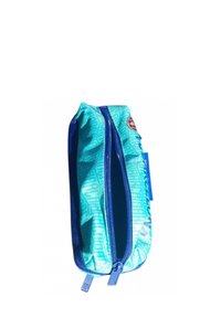 Turkusowy piórnik z geometrycznym wzorem, z niebieskim zamkiem błyskawicznym i metką. Wykonany z miękkiego materiału, o zaokrąglonym kształcie.