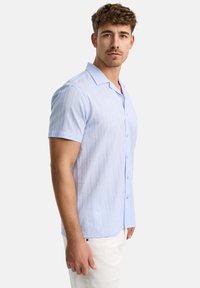 Lichtblauw short-sleeve overhemd met verticale strepen en een kraag, gemaakt van een gladde stof. G gedragen met witte broek.