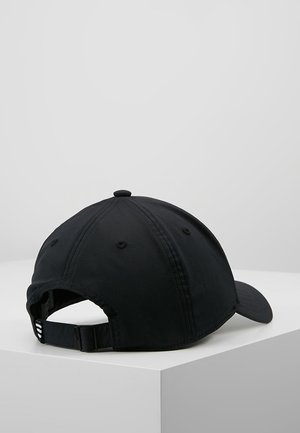 Sort baseballkasket med justerbar rem, seks-panel design og ventilationshuller, hvilende på en hvid overflade mod en ensfarvet baggrund.