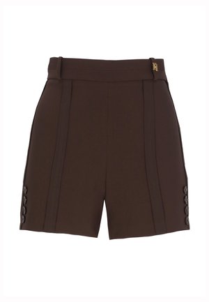 Shorts su misura marrone scuro a vita alta con cuciture verticali, passanti per cintura, dettagli con bottoni laterali e un piccolo logo in metallo dorato sulla fascia della vita.
