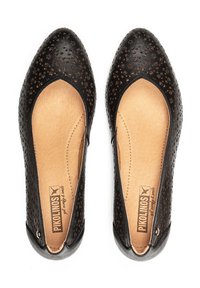 Ballerines noires en cuir avec un motif floral perforé, bout en amande, semelle intérieure en cuir naturel et profil bas. Coutures renforcées le long des bords.