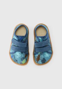 Modré detské topánky so suchými zipsami, vzorovaná látka so zvieratkami a stromami, gumové podrážky a zaoblený tvar špičky.