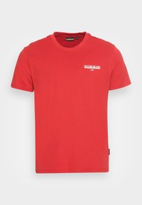 Rød bomulds t-shirt med korte ærmer, en klassisk rund hals og et lille hvidt logo på venstre bryst. Standard pasform med en glat tekstur.