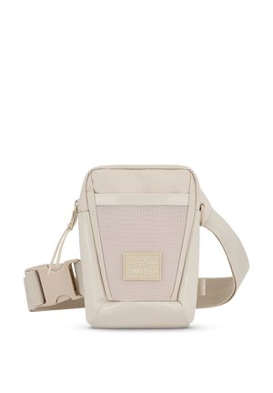 Beige schoudertas gemaakt van duurzame stof, met een gestructureerd voorpaneel en een verstelbare strap, voorzien van een logopatch aan de voorkant.