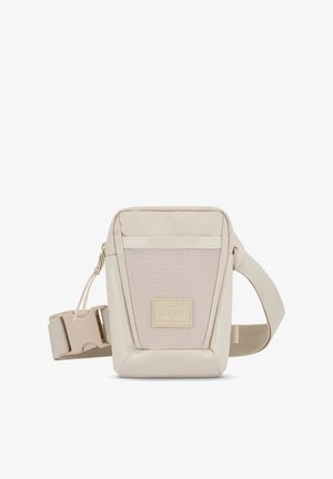 Beige olkalaukku, joka on valmistettu kestävästä kankaasta, jossa on teksturoitu etupaneeli ja säädettävä olkahihna, sekä logopatchi edessä.