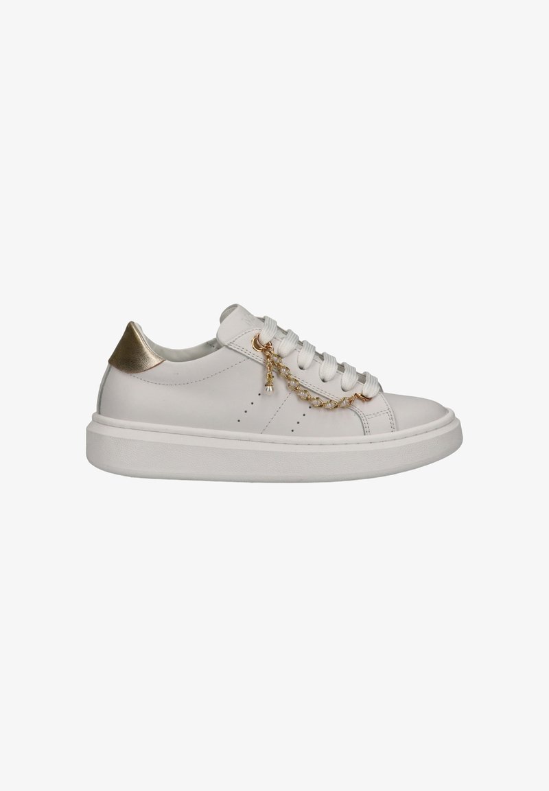 Witte lage sneaker met dikke zool, witte veters, gouden hielaccent en decoratieve gouden ketting bevestigd aan oogjes aan de zijkant.