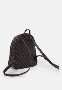 Ruskea kuvioitu reppu, joka on valmistettu synteettisestä materiaalista ja jossa on logosuunnittelu. Varusteena säädettävät hihnat ja ylhäällä oleva kahva helppoa kantamista varten.