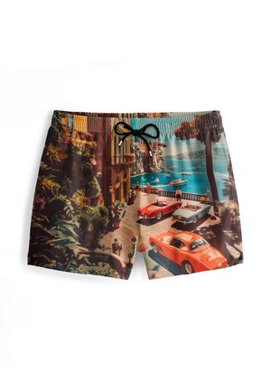 Pánské plavkové šortky s barevným, scénickým potiskem pobřežního výhledu se starožitnými automobily, převážně v oranžových, modrých a přírodních tonech.
