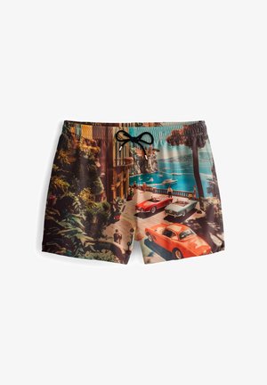 Pánské plavkové šortky s barevným, scénickým potiskem pobřežního výhledu se starožitnými automobily, převážně v oranžových, modrých a přírodních tonech.