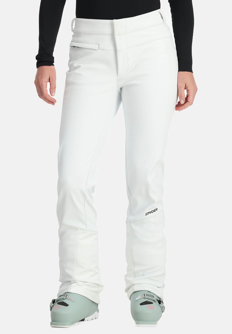 Weiße Skihose mit einer taillierten Passform, ausgestattet mit einem flachen Bund, einer Seitentasche und dem "Spyder"-Logo in der Nähe des Knöchels. Das Material hat eine glatte Oberflächenstruktur.