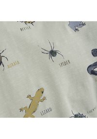 Lys grå stof med illustrationer af forskellige insekter og krybdyr, herunder en edderkop, et firben og en bille, med tekstetiketter i dæmpede farver.