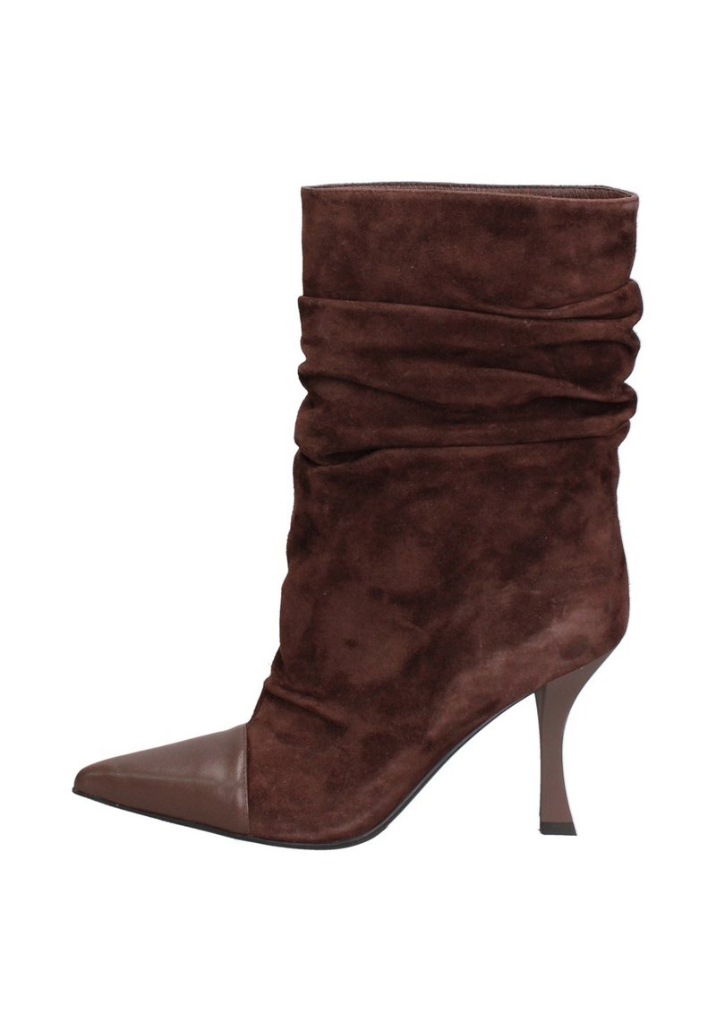 Boots alla caviglia in suede marrone con albero morbido e arricciato e punta affilata. Presenta un accento in pelle marrone liscia sulla punta e un elegante tacco a stiletto.