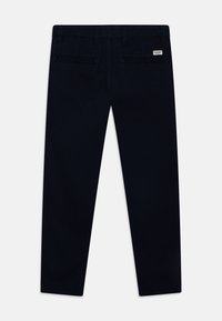Pantaloni chino blu navy con una finitura liscia e texturizzata. Presenta due tasche posteriori e passanti per cintura. Design a gamba dritta.