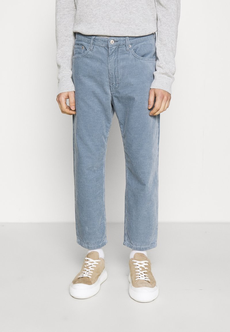Pantaloni in velluto a coste blu chiaro con taglio dritto, caratterizzati da sottili righe verticali, cinque tasche e chiusura con bottone in vita.