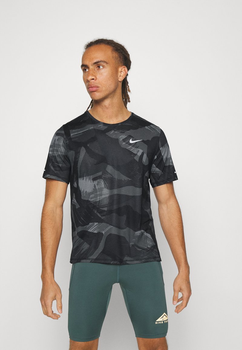 Nike Performance MILER Sport Tshirt black/silver/schwarz Zalando.at